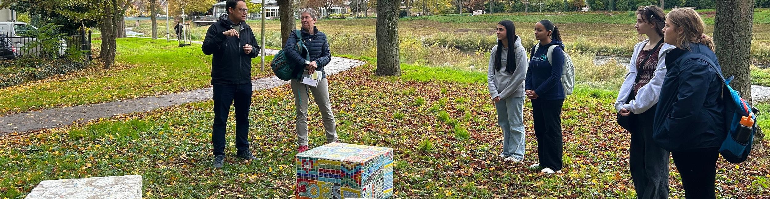 Betonsitzwürfel laden an der Murg zum Verweilen ein. Foto: Stadt Rastatt/Samira Kaiser Städtische Mitarbeiter und Schülerinnen bei der Einweihung der Betonsitzwürfel an der Murg