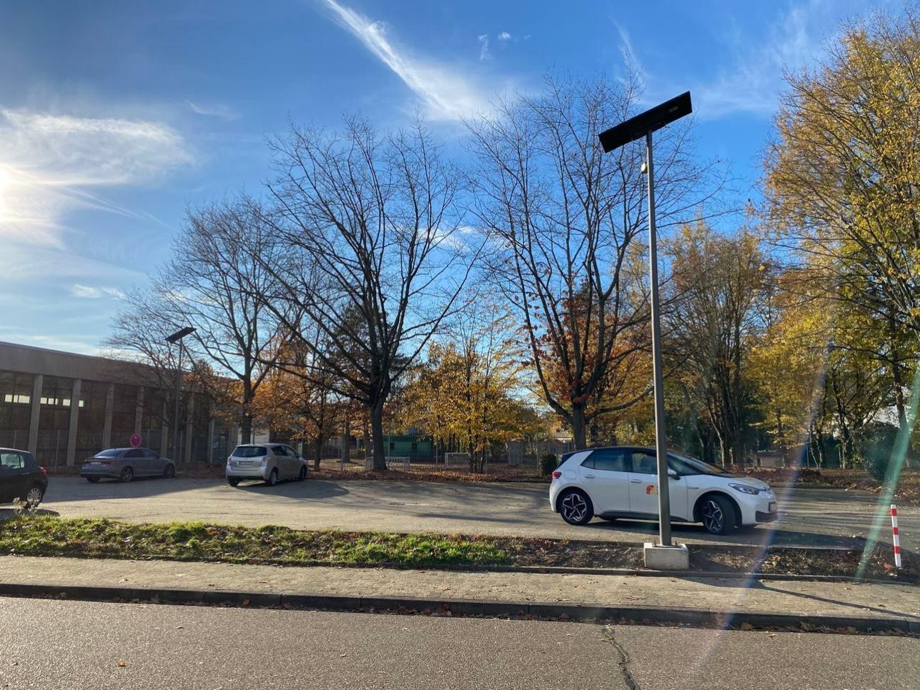 Dank neuer Solarleuchten ist es nun auf dem Parkplatz der Carl-Schurz-Schule auch am frühen Morgen und in den Abendstunden hell. Fotos: Nicolai Donath / Stadt Rastatt. Solarleuchten auf Parkplatz