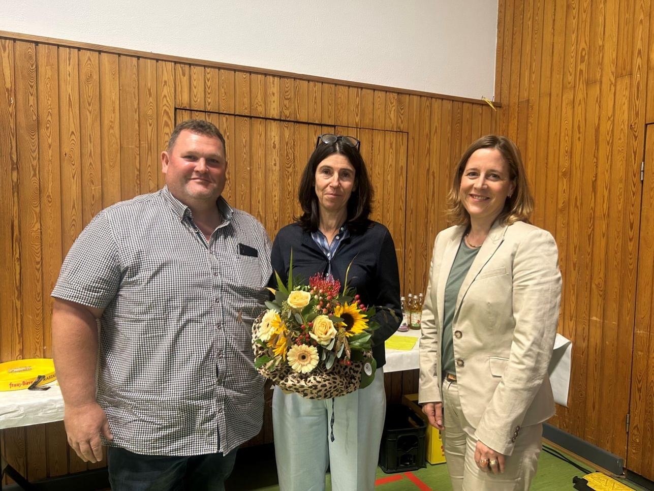 Oberbürgermeisterin Monika Müller (rechts) und Ottersdorfer Ortsvorsteher Pascal Uhrig begrüßen Yvonne Plocher in ihrer Leitung als neue Rektorin der Grundschule Ottersdorf/Wintersdorf. Foto: Stadt Rastatt/Ramona Senser Oberbürgermeisterin Monika Müller (rechts) und Ottersdorfer Ortsvorsteher Pascal Uhrig begrüßen Yvonne Plocher in ihrer Leitung als neue Rektorin der Grundschule Ottersdorf/Wintersdorf.