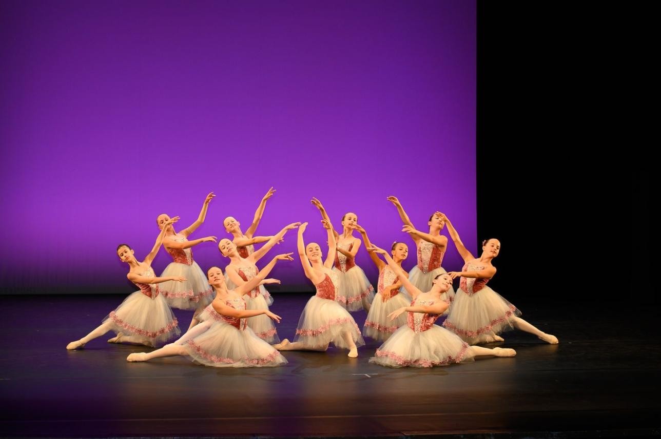 Auch die Tanztalente vom Ballettstudio Leonovich zeigen bei der Seniorenweihnachtsfeier am 7. Dezember ihr Können. Foto: Evgenia Khokhlova Ballettgruppe auf der Bühne