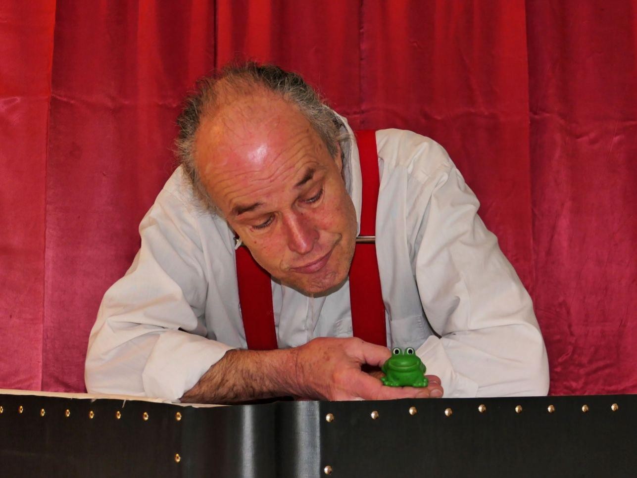 Am Freitag, 23. Januar, präsentiert Achim Sonntag im Kellertheater das Stück „Die Wahrheit über den Froschkönig“. Foto: Josef Kögel Mann auf Bühne