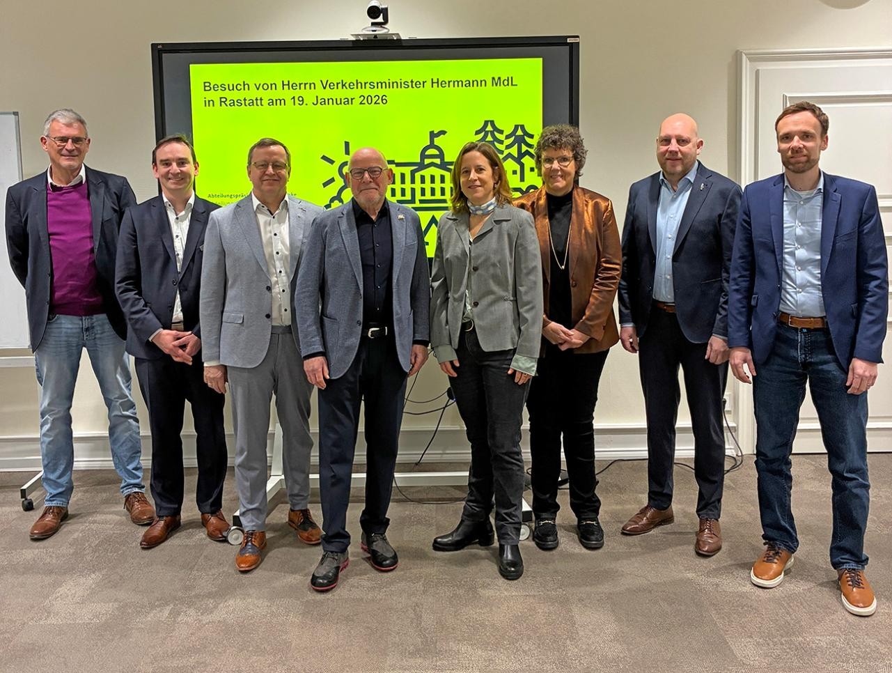 Die Mobilitätskommunen Mittelbaden sprechen mit Landesverkehrsminister Winfried Hermann (Grüne) über die dringenden Verkehrsthemen der Region. Von links: Mario Mohr (Dezernent für Mobilität, Klimaschutz und Infrastruktur/Landratsamt Rastatt), Sébastien Oser (Erster Landesbeamter/Landratsamt Rastatt), Michael Pfeiffer (Oberbürgermeister, Stadt Gaggenau), Landesverkehrsminister Winfried Hermann, Monika Müller (Oberbürgermeisterin Stadt Rastatt), Regierungspräsidentin Sylvia M. Felder (Regierungspräsidium Karlsruhe), Daniel Fritz (Erster Bürgermeister Stadt Bühl), Raphael Knoth (Erster Bürgermeister Stadt Rastatt). Foto: Stadt Rastatt/Heike Bornhäußer Die Mobilitätskommunen Mittelbaden sprechen mit Landesverkehrsminister Winfried Hermann (Grüne) über die dringenden Verkehrsthemen der Region. Von links: Mario Mohr (Dezernent für Mobilität, Klimaschutz und Infrastruktur/Landratsamt Rastatt), Sébastien Oser (Erster Landesbeamter/Landratsamt Rastatt), Michael Pfeiffer (Oberbürgermeister, Stadt Gaggenau), Landesverkehrsminister Winfried Hermann, Monika Müller (Oberbürgermeisterin Stadt Rastatt), Regierungspräsidentin Sylvia M. Felder (Regierungspräsidium Karlsruhe), Daniel Fritz (Erster Bürgermeister Stadt Bühl), Raphael Knoth (Erster Bürgermeister Stadt Rastatt).