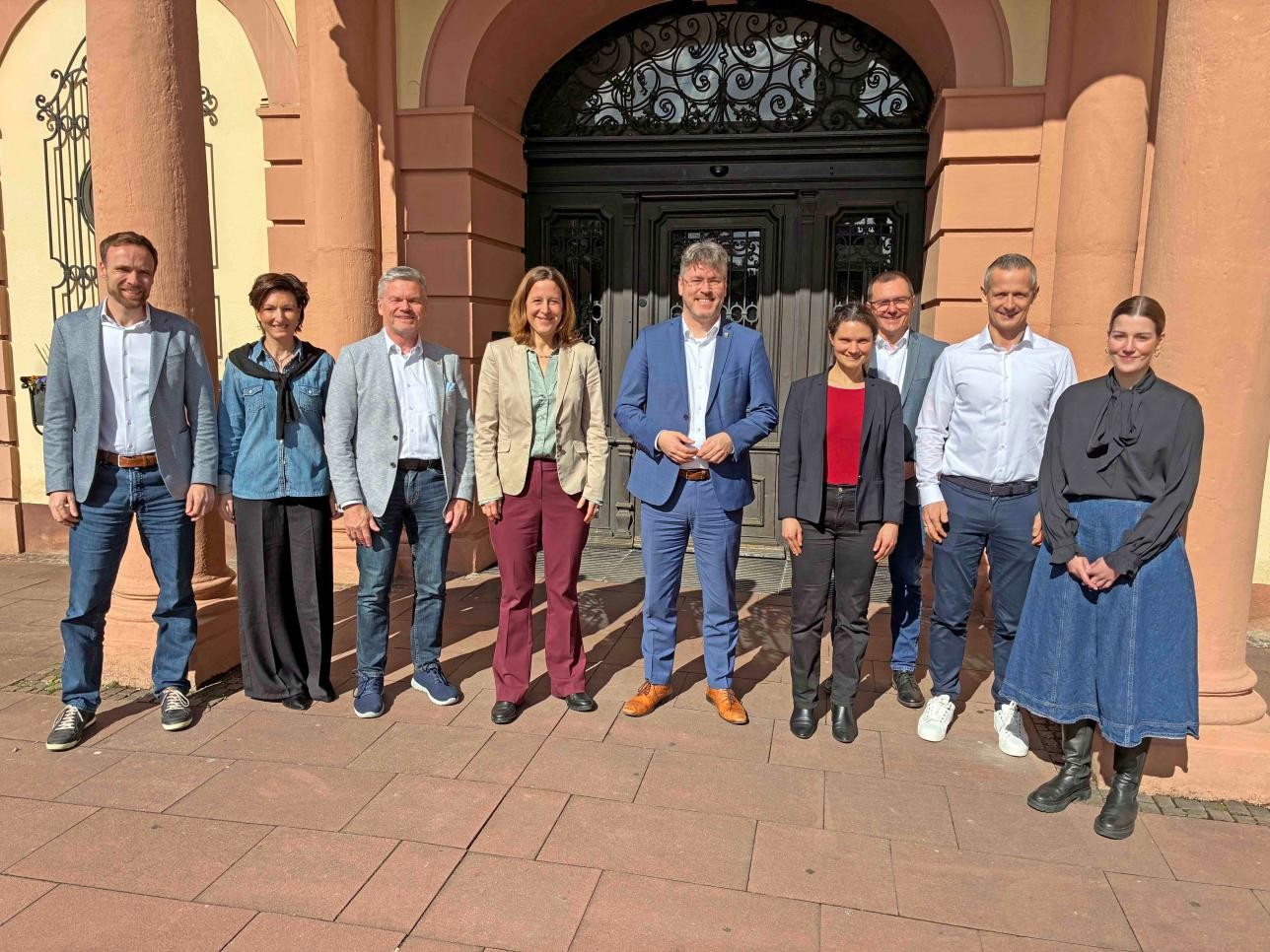 Oberbürgermeisterin Monika Müller und Landrat Christian Dusch (Mitte) tauschen sich gemeinsam mit ihren Kolleginnen und Kollegen über kommunale Entwicklungen aus. Foto: Stadt Rastatt/Heike Bornhäußer Oberbürgermeisterin Monika Müller und Landrat Christian Dusch (Mitte) tauschen sich gemeinsam mit ihren Kolleginnen und Kollegen über kommunale Entwicklungen aus