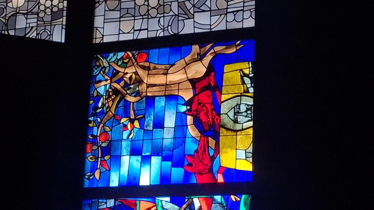 Die Kirchenfensterführung in der Zwölf-Apostel-Kirche beleuchtet die Glasbilder des Karlsruher Künstlers Emil Wachter. Foto: Stadt Rastatt/Kerstin Bausch Die Kirchenfensterführung in der Zwölf-Apostel-Kirche beleuchtet die Glasbilder des Karlsruher Künstlers Emil Wachter.