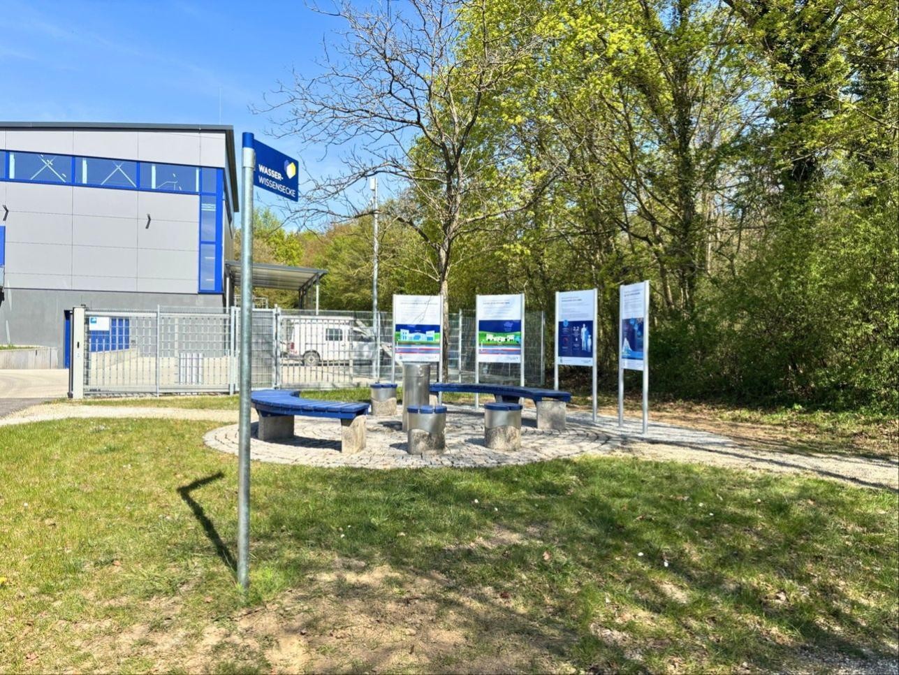 Blick auf die neue Wasser-Wissensecke am Wasserwerk Ottersdorf: Interaktive Infotafeln informieren anschaulich über die Trinkwasserversorgung in Rastatt. (Foto: Stefan Horstmeier, Stadtwerke Rastatt) Blick auf die neue Wasser-Wissensecke am Wasserwerk Ottersdorf: Interaktive Infotafeln informieren anschaulich über die Trinkwasserversorgung in Rastatt.