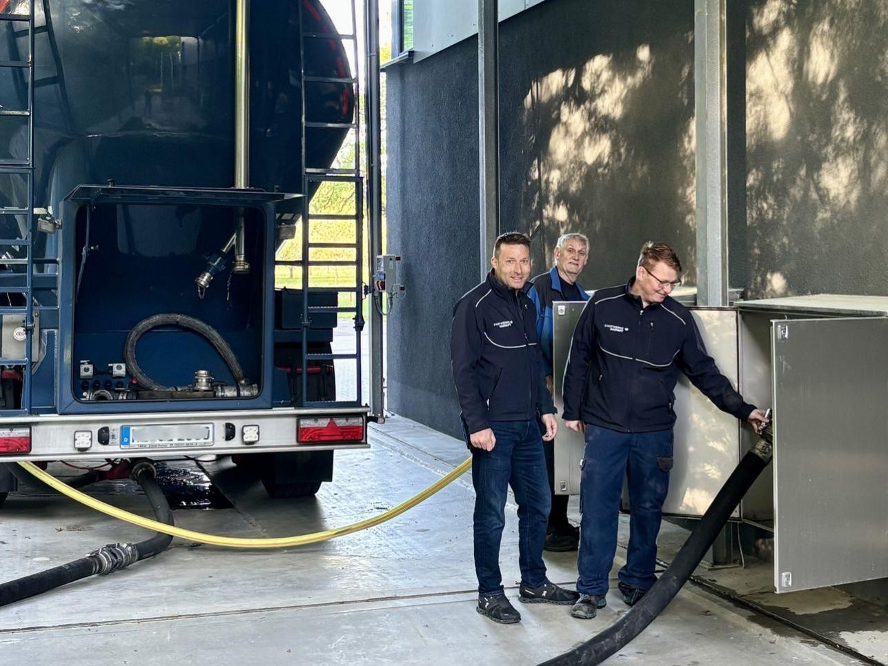 Erster Aktivkohleaustausch in der neuen PFAS-Filteranlage am Wasserwerk Ottersdorf. (Foto: Nele Kast-Wunsch / Stadtwerke Rastatt) Erster Aktivkohleaustausch in der neuen PFAS-Filteranlage am Wasserwerk Ottersdorf.
