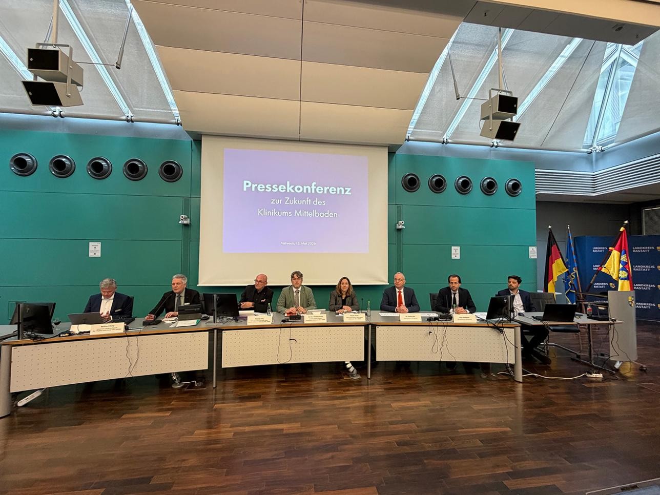 Landrat Prof. Dr. Christian Dusch, die Oberbürgermeister Thomas Jung und Monika Müller sowie die Geschäftsführer des Klinikum Mittelbaden sitzen an einem Tisch bei der Pressekonferenz zur Zukunft des Klinikum Mittelbadens