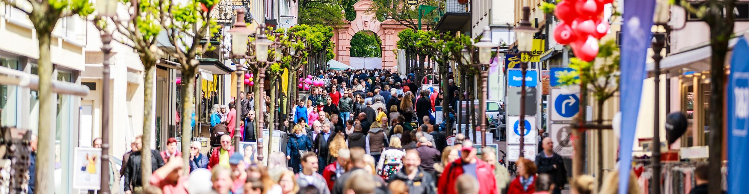 Verkaufsoffener Sonntag in Rastatt mit Frühlings- und Kunsthandwerkermarkt. Foto: Paul Gärtner Menschen in der Poststraße beim Verkaufsoffenen Sonntag in Rastatt