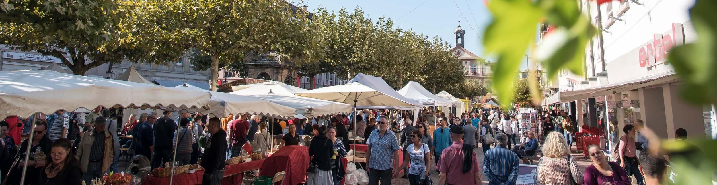 Verkaufsoffener Sonntag in Rastatt mit Bauernmarkt. Foto: Paul Gärtner Menschen auf dem Marktplatz beim Bauernmarkt am Verkaufsoffenen Sonntag im Herbst in Rastatt