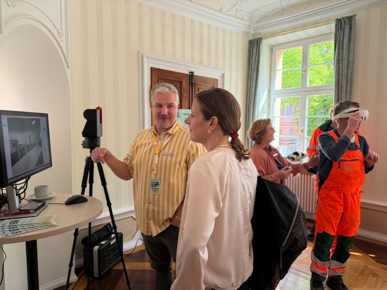 Beim dritten Digitaltag der Stadt Rastatt stellten an insgesamt 15 Ständen Mitarbeiterinnen und Mitarbeiter der Stadtverwaltung aktuelle digitale Arbeitsanwendungen und Projekte der einzelnen Dienststellen vor. Fotos: Isabelle Joyon / Stadt Rastatt. Oberbürgermeisterin Müller informiert sich am Stand
