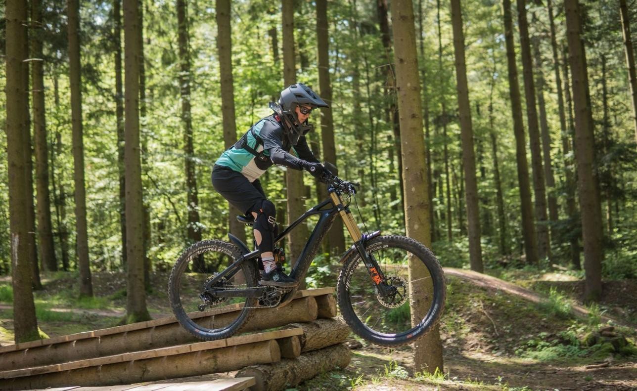 Mehr als 100 tolle Aktionen wie zum Beispiel ein Mountainbike-Schnupperkurs erwarten Kinder und Jugendliche dieses Jahr wieder beim städtischen Sommerferienprogramm. Ab sofort kann man sich anmelden, Foto: Fabian Arzberger / www.ridingstyle.de Mensch fährt Mountainbike im Wald