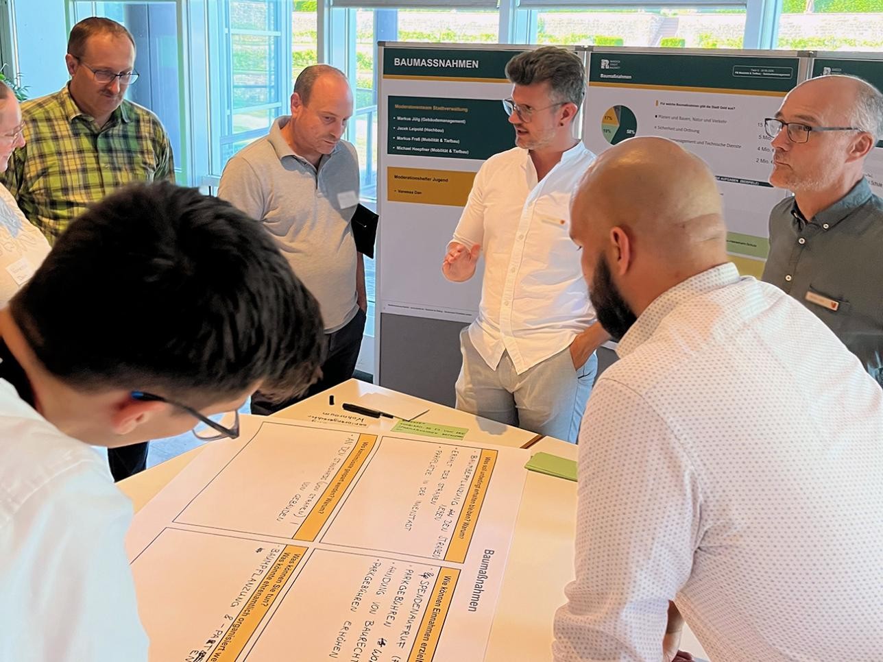 Rastatterinnen und Rastatter bringen bei der Infoveranstaltung ihre Ideen zum Rastatter Haushalt ein. Foto: Stadt Rastatt/Miriam Fischer Bürger diskutieren an Thementischen, wie die Stadt Rastatt sparen kann