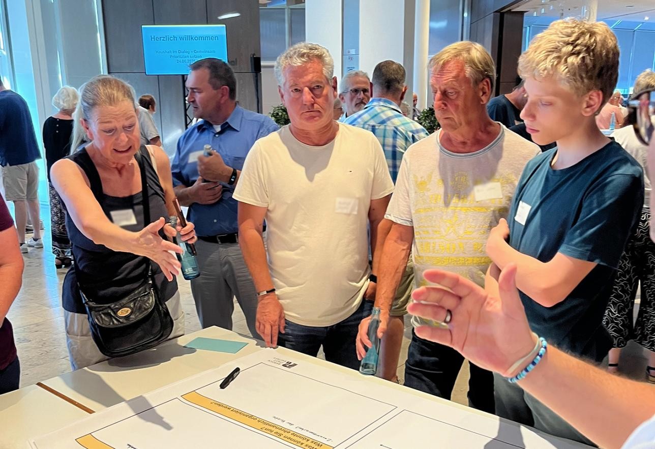 Rastatterinnen und Rastatter bringen bei der Infoveranstaltung ihre Ideen zum Rastatter Haushalt ein. Foto: Stadt Rastatt/Miriam Fischer Bürger diskutieren an Thementischen, wie die Stadt Rastatt sparen kann