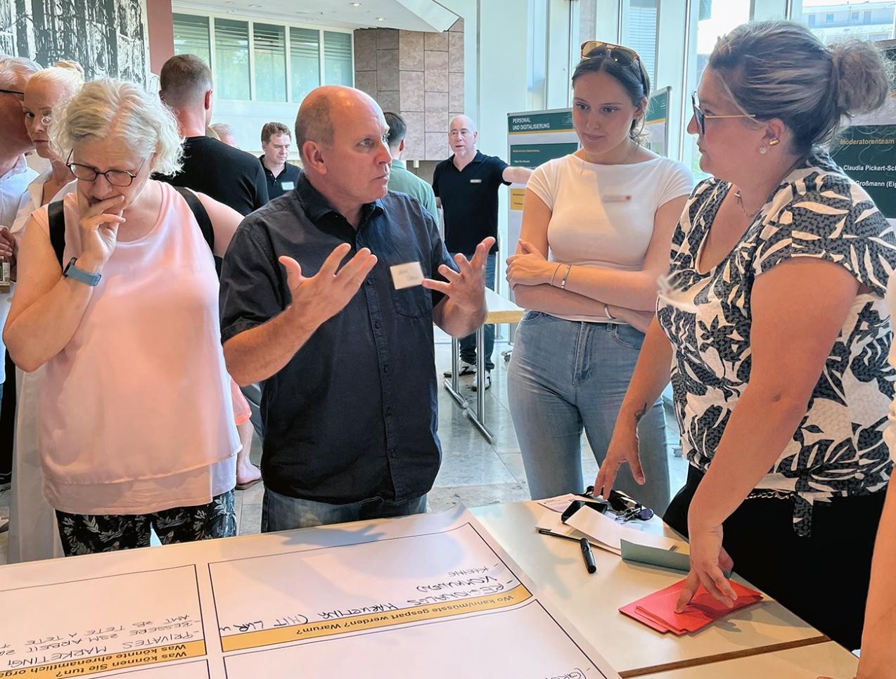 Rastatterinnen und Rastatter bringen bei der Infoveranstaltung ihre Ideen zum Rastatter Haushalt ein. Foto: Stadt Rastatt/Miriam Fischer Bürger diskutieren an Thementischen, wie die Stadt Rastatt sparen kann