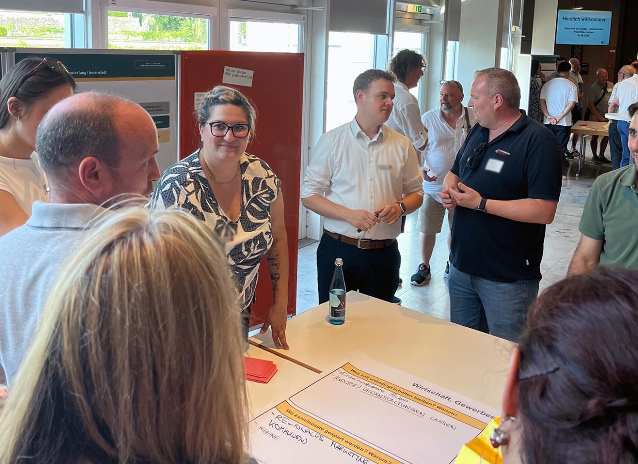 Rastatterinnen und Rastatter bringen bei der Infoveranstaltung ihre Ideen zum Rastatter Haushalt ein. Foto: Stadt Rastatt/Miriam Fischer Bürger diskutieren an Thementischen, wie die Stadt Rastatt sparen kann