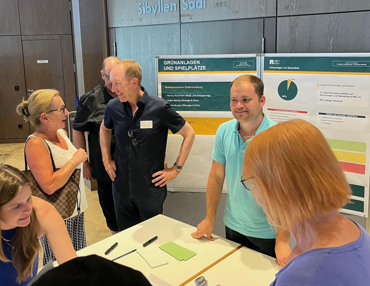 Rastatterinnen und Rastatter bringen bei der Infoveranstaltung ihre Ideen zum Rastatter Haushalt ein. Foto: Stadt Rastatt/Miriam Fischer Bürger diskutieren an Thementischen, wie die Stadt Rastatt sparen kann