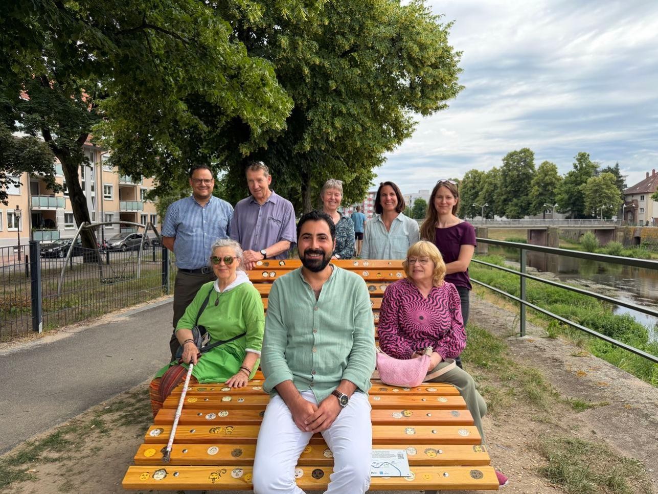 Die Himmelsliege „Lebenslinien“ befindet sich auf Höhe des Spielplatzes in der Murgstraße. Foto: Stadt Rastatt/Samira Kaiser Menschen auf der Himmelsliege und dahinter