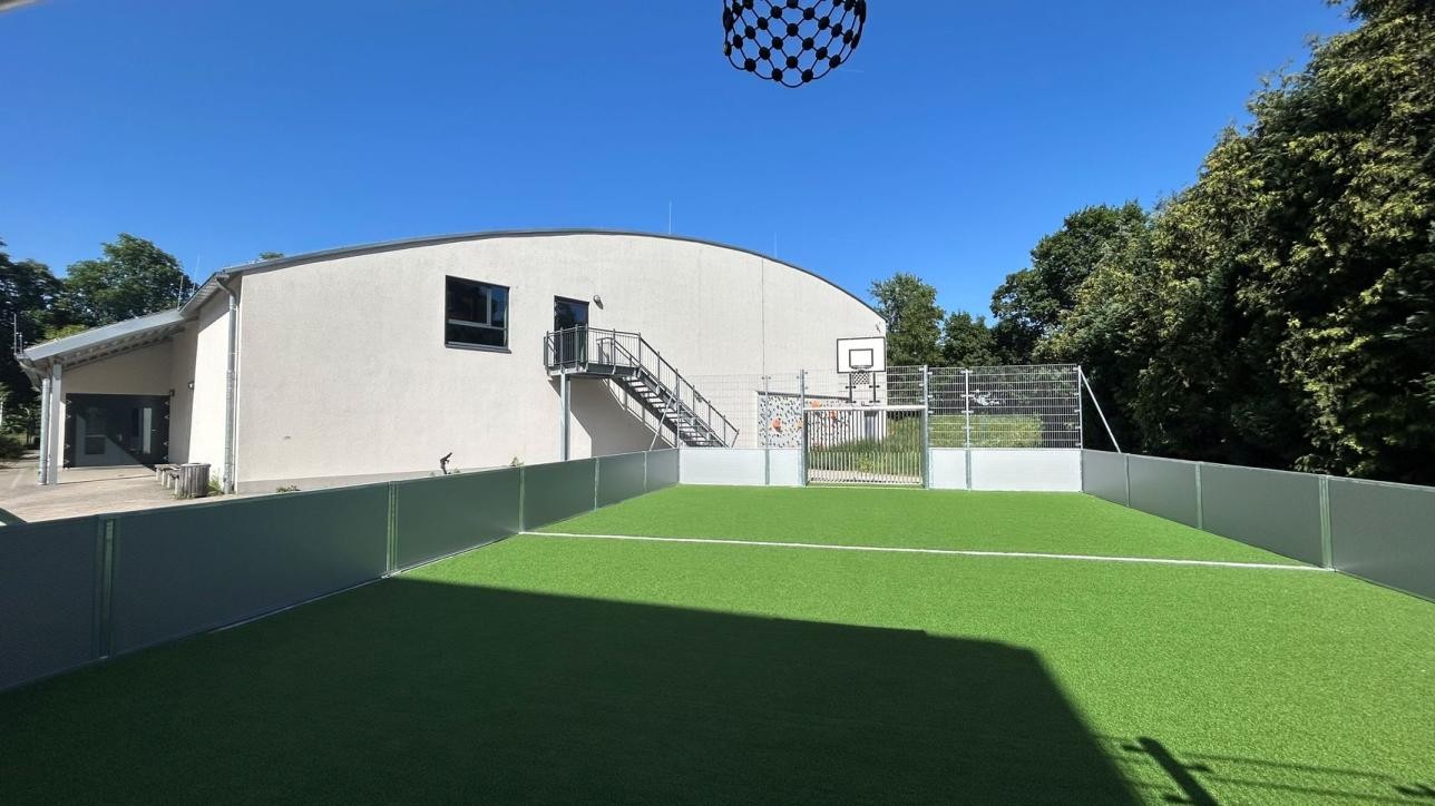 Das neue Soccerfeld an der Karlschule lädt die Schülerinnen und Schüler zum Fuß- und Basketball spielen ein. Es ist die erste bauliche Maßnahme, die im Rahmen des Startchancen-Programms umgesetzt wurde. Foto: Stadt Rastatt/ Thomas Unterstab Das neue Soccerfeld an der Karlschule