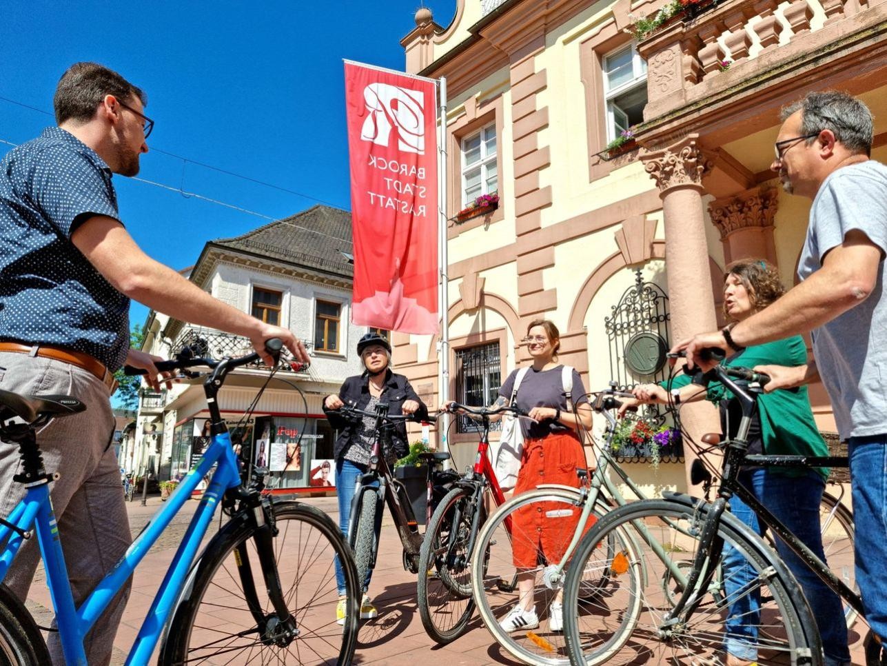Möglichst viele Radkilometer gilt es bei der Aktion „Stadtradeln“ zu sammeln, die in diesem Jahr von 28. Juni bis 18. Juli im Landkreis Rastatt stattfindet. Die Stadt Rastatt ist auch dabei. Archivfoto: Isabelle Joyon/Stadt Rastatt Menschen mit Fahrräder vor dem Rathaus