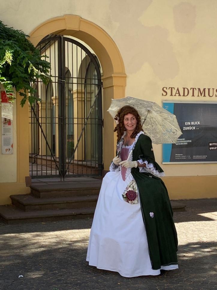 Von einer Hofdame erfahren Teilnehmende der Führung viel Wissenswertes, aber auch Klatsch und Tratsch über die Zeit des 18. Jahrhunderts. Foto: Wiebke Freund/Stadt Rastatt Frau im barocken Kostüm