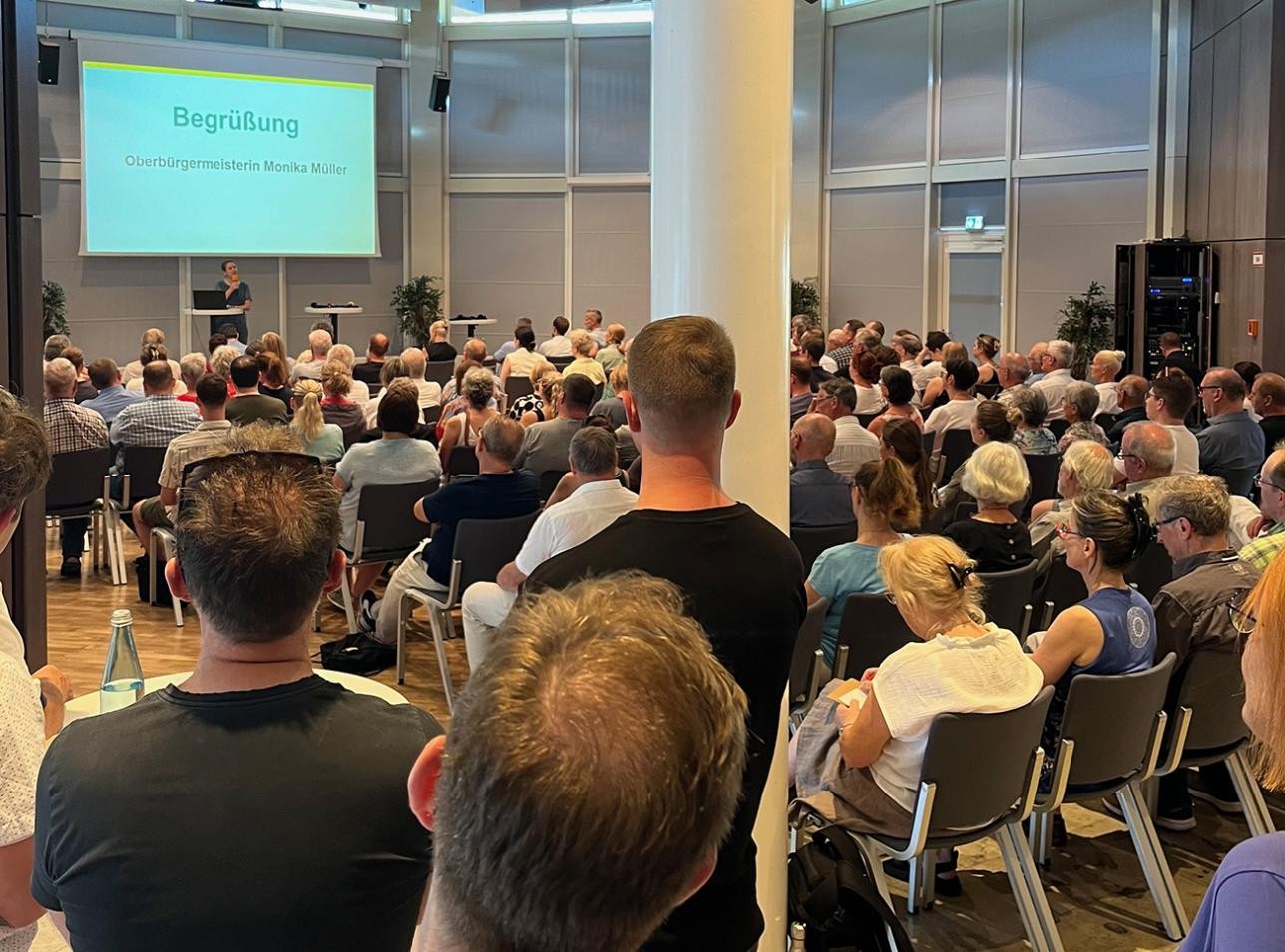 Die Stadt Rastatt steht finanziell mit dem Rücken zur Wand. Im Dialog mit den Bürgerinnen und Bürgern entstehen bei einer Veranstaltung in der BadnerHalle viele neue Ideen, wo künftig Kosten eingespart werden könnten. Fotos: Miriam Fischer / Stadt Rastatt.