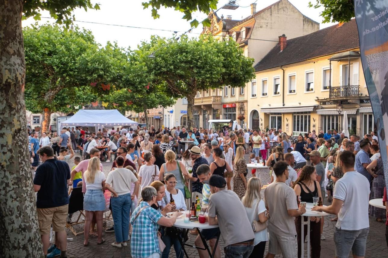 Ob After-Work, „Tanz unter den Platanen“, Sommerkonzerte oder Open-Air-Kino: Diesen Sommer gibt es wieder tolle Events in der Rastatter Innenstadt. Foto: Oliver Hurst. Menschen auf dem Marktplatz