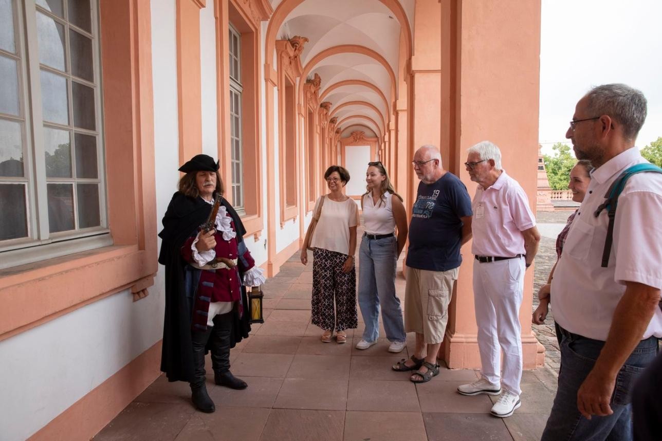 Bei der Nachtwächterführung geht es für die Teilnehmenden in der Dämmerung durch den historischen Stadtkern. Foto: Ulrike Klumpp Mann im historischen Kostüm