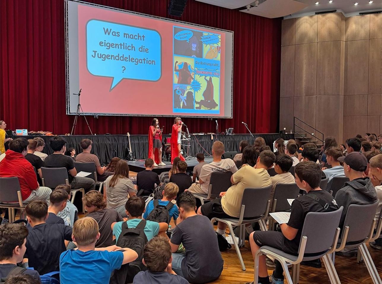 Beim Jugendgipfel 2026 in der BadnerHalle diskutieren Jugendliche aus Rastatt über ihre Wünsche und Vorstellungen für die Zukunft. Gemeinsam mit der Jugenddelegation erarbeiten sie konkrete Ergebnisse zu Themen, die aus ihrer Sicht mehr Aufmerksamkeit brauchen. Foto: Stadt Rastatt/Samira Kaiser Jugendgipfel 2026 in der Badner Halle, Jugendliche auf der Bühne