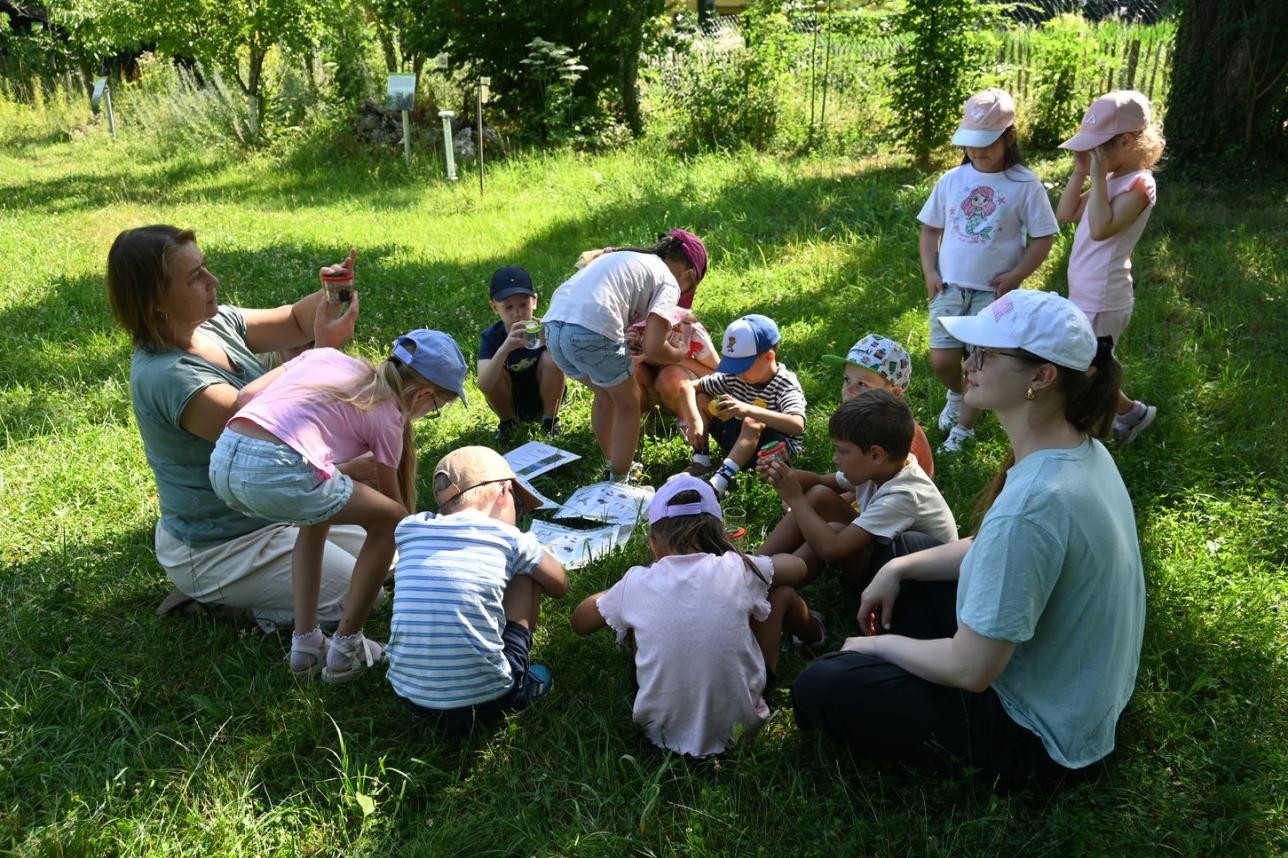 Die Kinder der Kita-Lernwelt erleben auf der Ökostation Rastatt die Natur hautnah und sammeln Eindrücke und Erfahrungen rund um die Pflanzen- und Tierwelt. Foto: Elena Sennikov Kinder bei der Ökostation