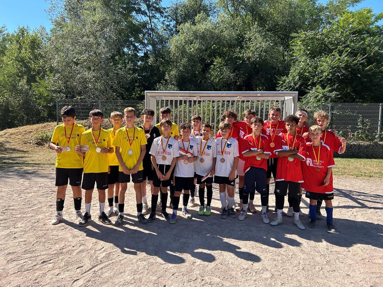 Gleich drei Siegermannschaften gingen aus dem 14. Rastatter Bolzplatzturnier hervor: „Back to back“, „Manchester Chicken Wings“ und „Joga Bonitos“. Fotos: Stadt Rastatt/Petra Oser Gruppenfoto Sieger Bolzplatzcup 2026