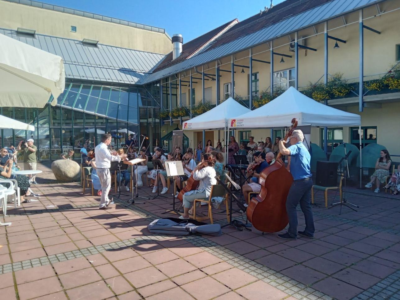 Mit Aufführungen der Instrumental- und Gesangsensembles präsentiert die Musikschule beim Sommerfest Ausschnitte ihrer musikpädagogischen Arbeit. Foto: Stadt Rastatt/Markus Bruschke Ensembles im Hof der Musikschule