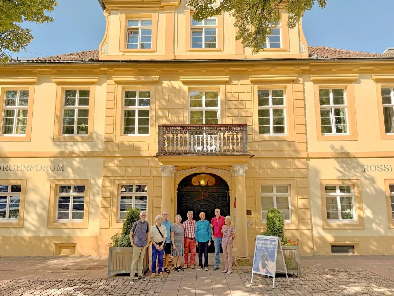 Das städtische Seniorenbüro sucht engagierte Ehrenamtliche zur Unterstützung. Foto: Stadt Rastatt/Sarah Schereda Die Ehrenamtlichen vor dem Rossi-Haus