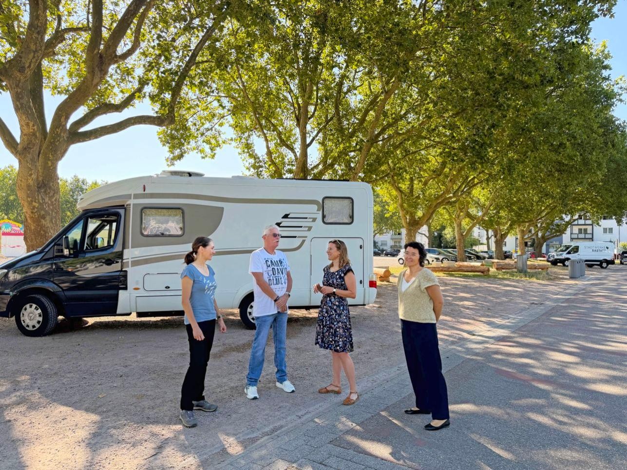 Der erste Probelauf auf dem neuen Wohnmobilstellplatz am Festplatz ist geglückt. Wolfgang Karius vom Reisemobilclub Mittelbaden besichtigt gemeinsam mit der städtischen Tourismus-Managerin Wiebke Freund, Oberbürgermeisterin Monika Müller und Anne-Sophie Fulda von der Stadtplanung (von links) die Örtlichkeit. Foto: Stadt Rastatt/Isabelle Swoch-Joyon Blick auf Wohnmobilstellplatz