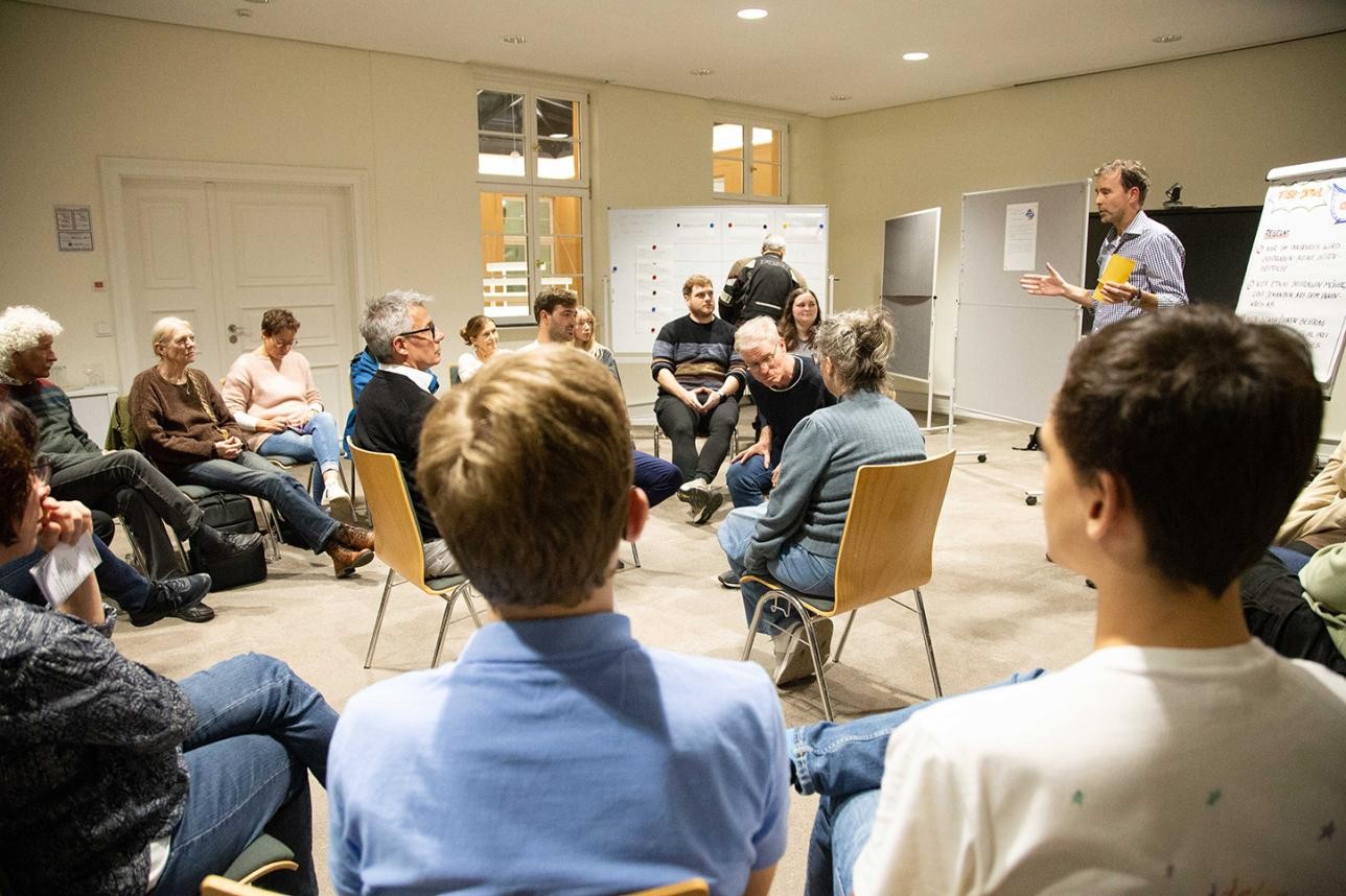 Menschen diskutieren miteinander