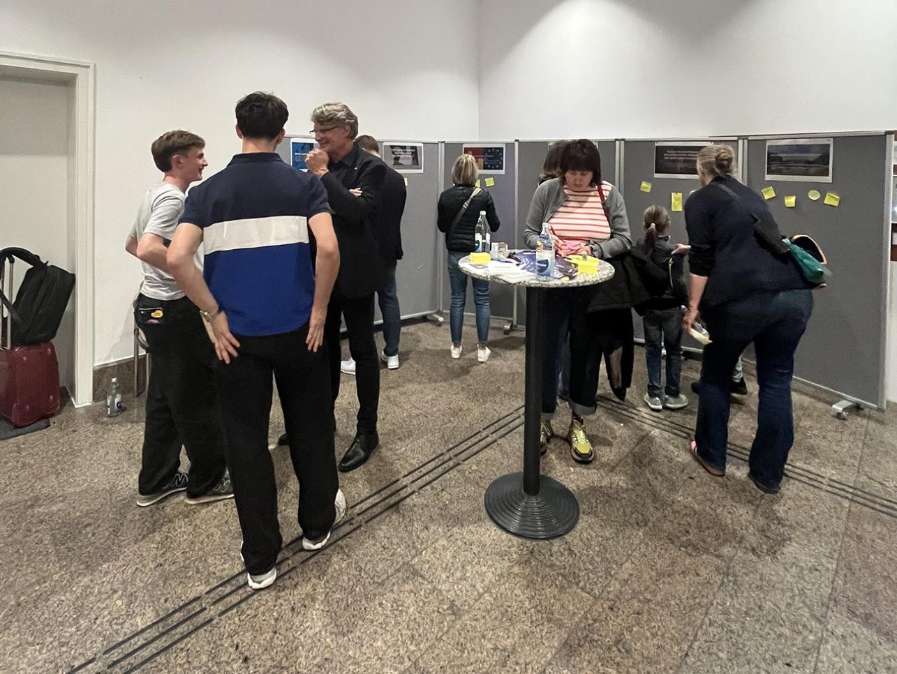 "Lange Nacht der Demokratie Rastatt" - Veranstaltungsort Historisches Rathaus. Foto: Stadt Rastatt/Miriam Fischer Menschen schreiben auf einen Zettel Gedanken zur Demokratie/Unterhalten sich
