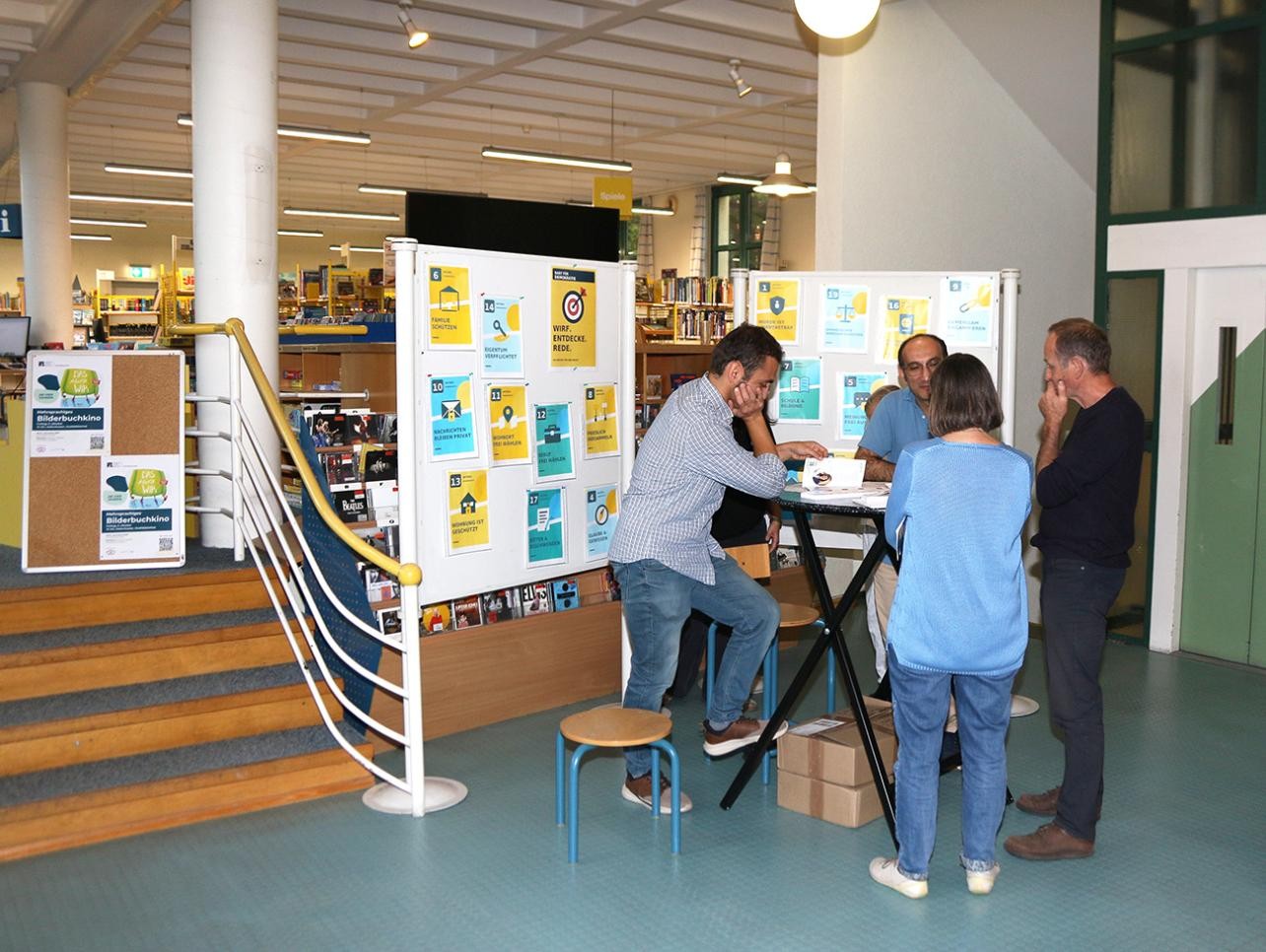 "Lange Nacht der Demokratie Rastatt" - Veranstaltungsort Stadtbibliothek. Foto: Volker Michel Menschen informieren sich an einem Stand in der Stadtbibliothek Rastatt bei der "Langen Nacht der Demokratie"