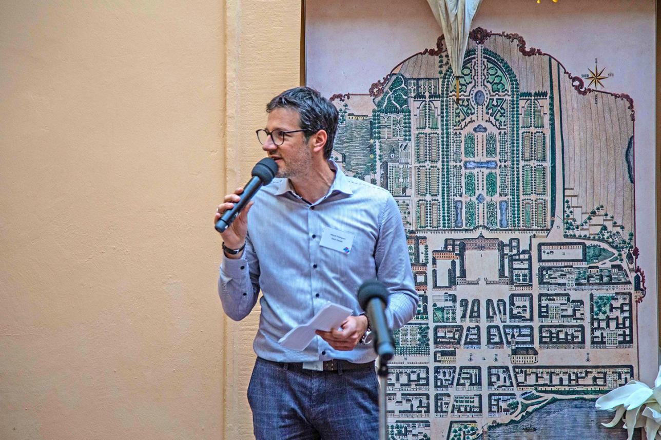 Miguel Rodriguez hält eine Rede
