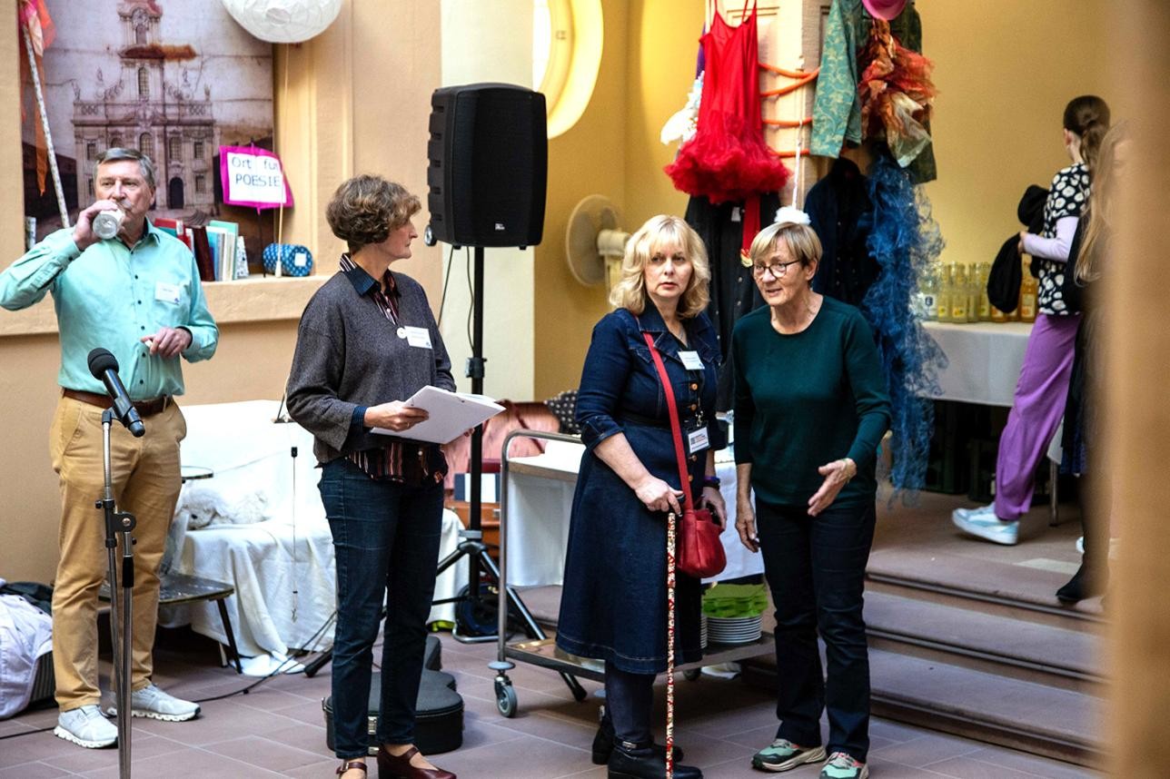 Personen besprechen sich im Rossi-Haus