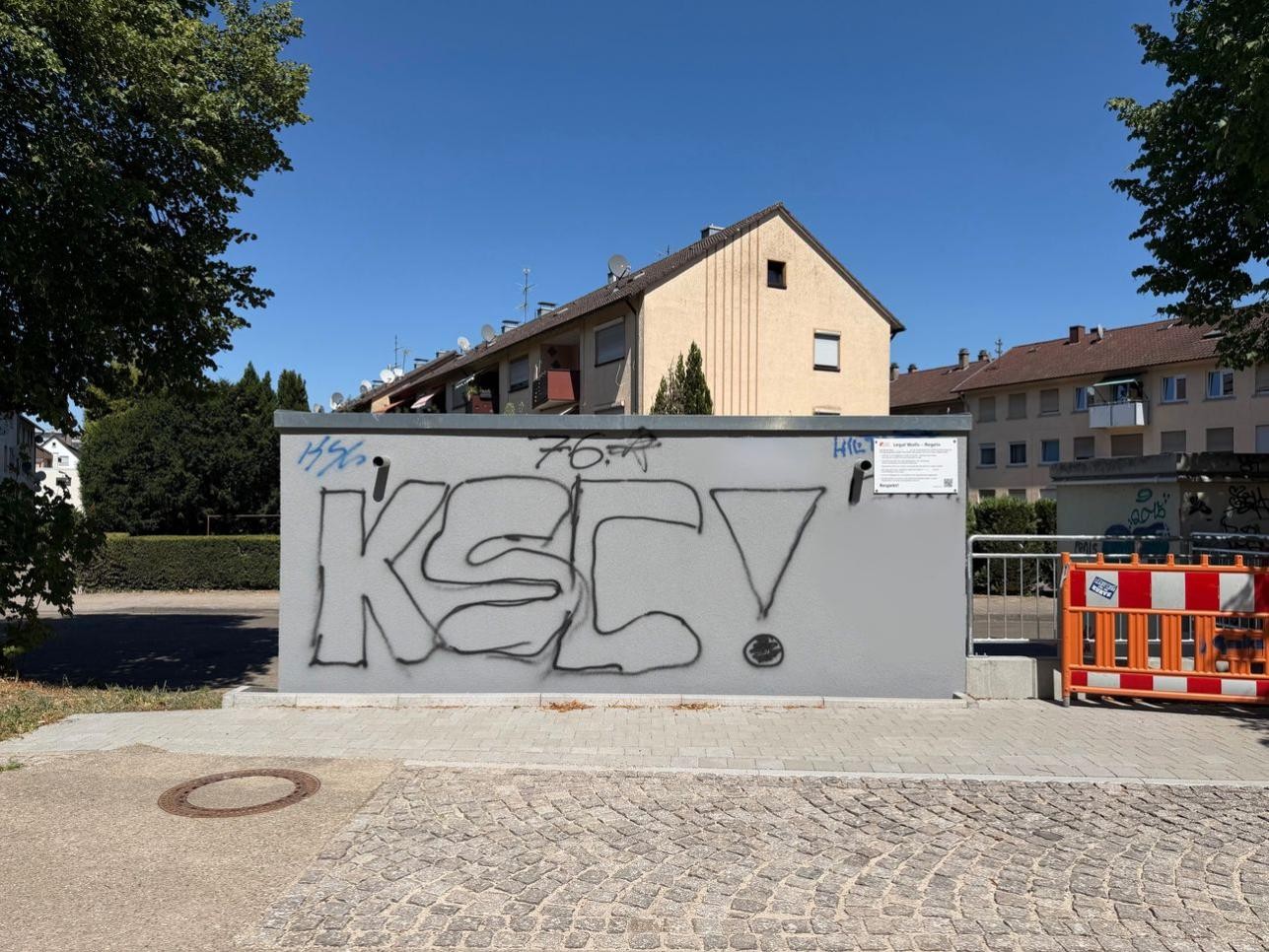 Der Eigenbetrieb Stadtentwässerung gibt drei Flächen seines Gebäudes in der Steinmauerner Straße als Legal-Walls für Graffitikunst frei. Die vierte Fläche – mit der Tür – soll frei von Graffitis bleiben. Foto: Stadt Rastatt/Samira Kaiser Der Eigenbetrieb Stadtentwässerung gibt drei Flächen seines Gebäudes in der Steinmauerner Straße als Legal-Walls für Graffitikunst frei.