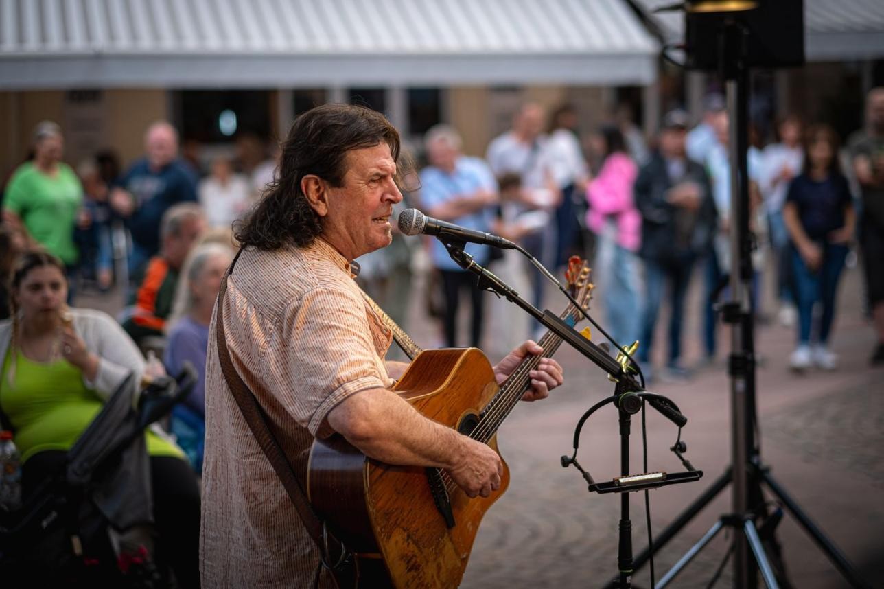 Am Donnerstag, 20. August, gehen die Sommerkonzerte auf dem Rastatter Marktplatz mit einer Solovorstellung von Séan Treacy weiter. Foto: Oliver Hurst Séan Treacy mit Gitarre vor Mikrofon