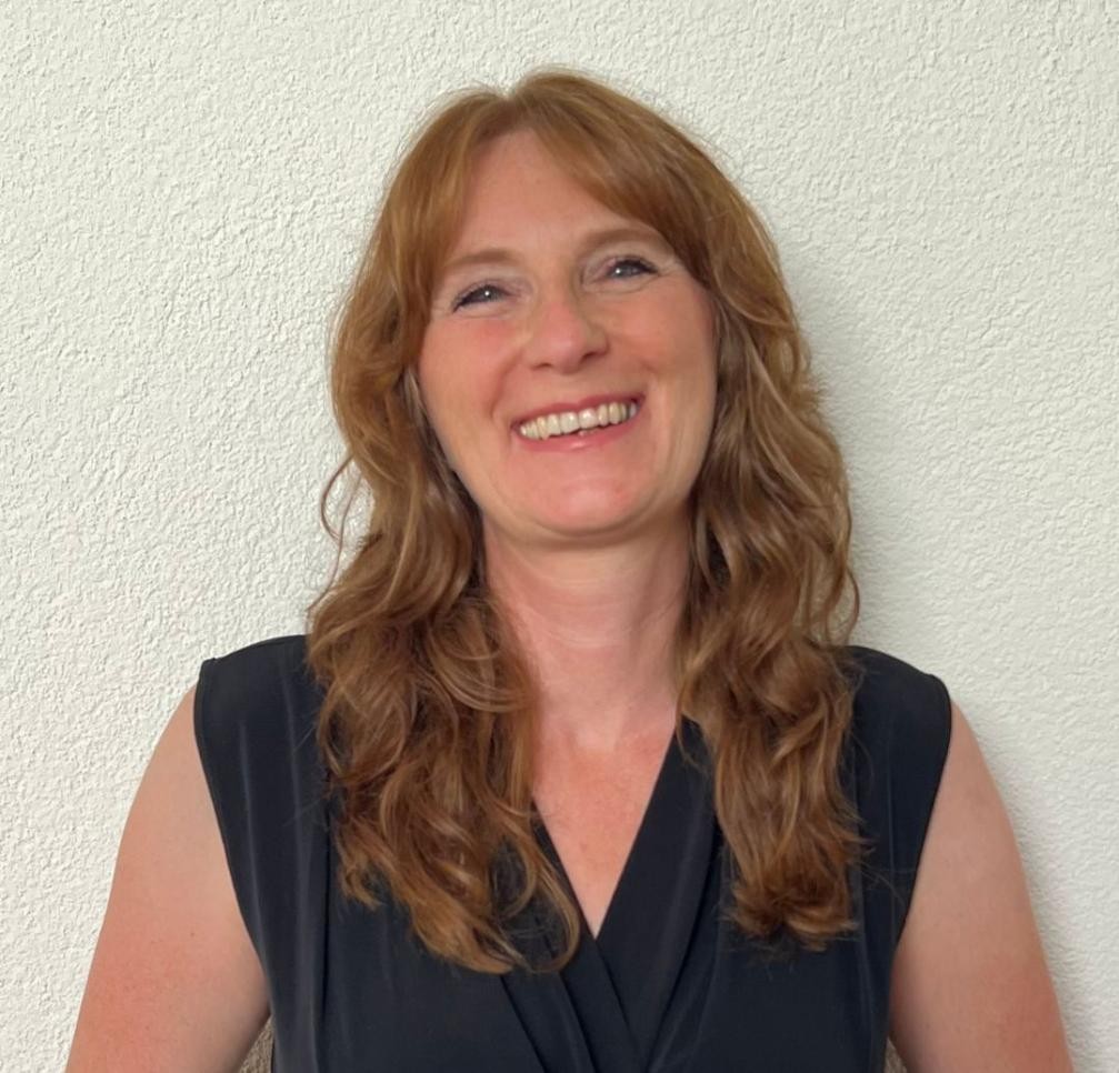 Die beliebte Veranstaltungsreihe „Auszeit am Bücherschrank“ geht weiter: Am Donnerstag, 10. September, um 18 Uhr ist die Autorin Yvonne Mitzel zu Gast. Foto: Sania Mitzel Portrait Yvonne Mitzel