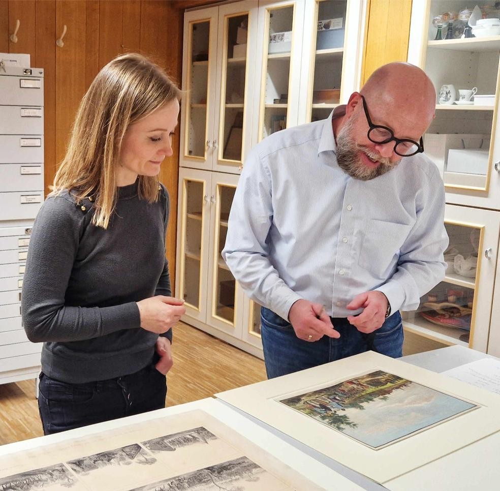 Mehr als 12.000 Euro für die Erschließung und Digitalisierung der grafischen Sammlung: Im Stadtmuseum Rastatt freuen sich (v.l.) Leiterin Johanna Kätzel und Dr. Uli Steiger – hier mit Originalen aus dem Depot, die bald digital einsehbar sein werden, Foto: Simon Vöhringer / Stadt Rastatt. Leiterin Johanna Kätzel und Dr. Uli Steiger – hier mit Originalen aus dem Depot