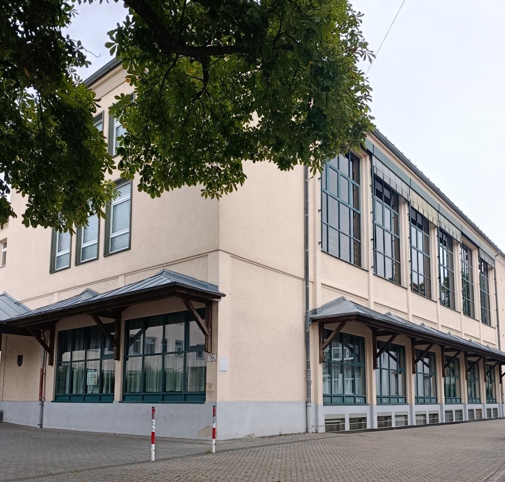 Für die Stadt Rastatt heißt es im August „Bahn frei“ für größere Baumaßnahmen an Schulen und Kitas. Genutzt wird die Ferienzeit, um aufwendige Hochbauarbeiten an Rastatter Bildungseinrichtungen vorzunehmen, wie hier an der Karlschule. Foto: Miriam Fischer / Stadt Rastatt. Für die Stadt Rastatt heißt es im August „Bahn frei“ für größere Baumaßnahmen an Schulen und Kitas. Genutzt wird die Ferienzeit, um aufwendige Hochbauarbeiten an Rastatter Bildungseinrichtungen vorzunehmen, wie hier an der Karlschule.