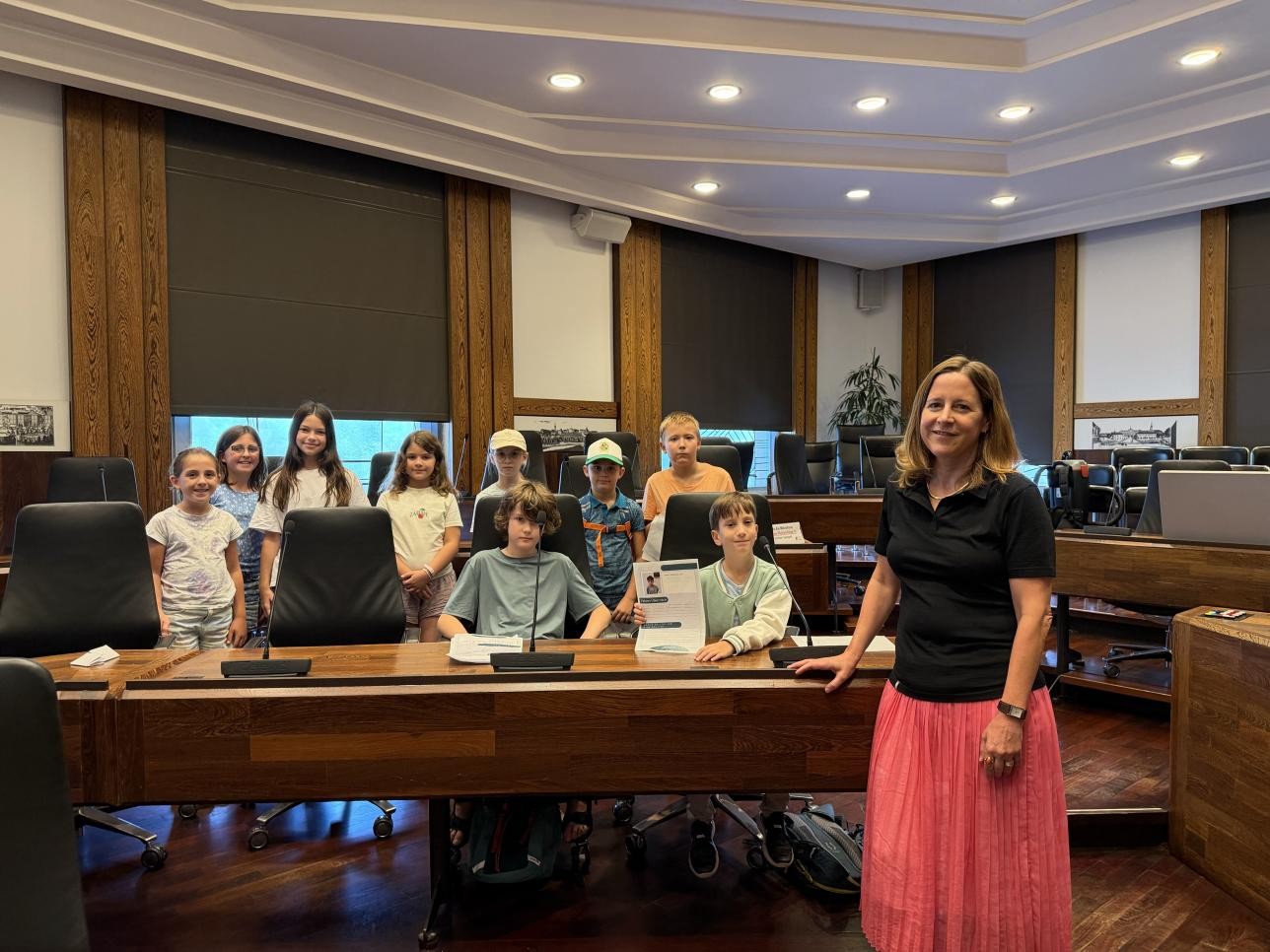 Neun Kinder konnten im Rahmen des städtischen Ferienprogramms einen Einblick in den Arbeitsalltag der Rastatter Oberbürgermeisterin Monika Müller bekommen. Foto: Stadt Rastatt/Samira Kaiser Neun Kinder konnten im Rahmen des städtischen Ferienprogramms einen Einblick in den Arbeitsalltag der Rastatter Oberbürgermeisterin Monika Müller bekommen.