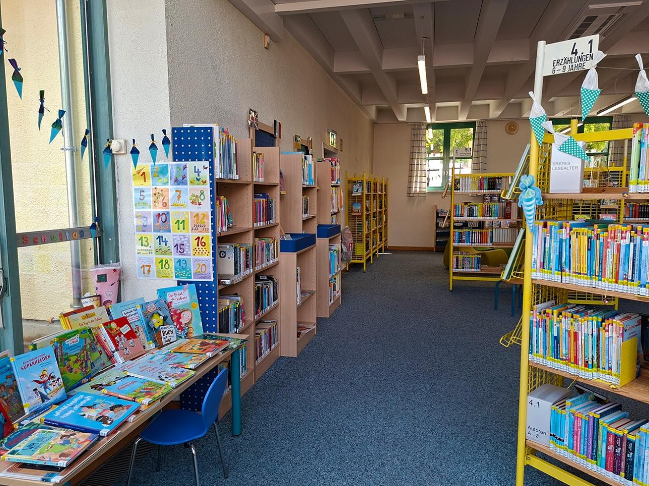 Im Erdgeschoss der Stadtbibliothek Rastatt findet sich ein Regal mit vielen Büchern für Leseanfänger. Foto: Stadt Rastatt/Mareike Speidel Im Erdgeschoss der Stadtbibliothek Rastatt findet sich ein Regal mit vielen Büchern für Leseanfänger.