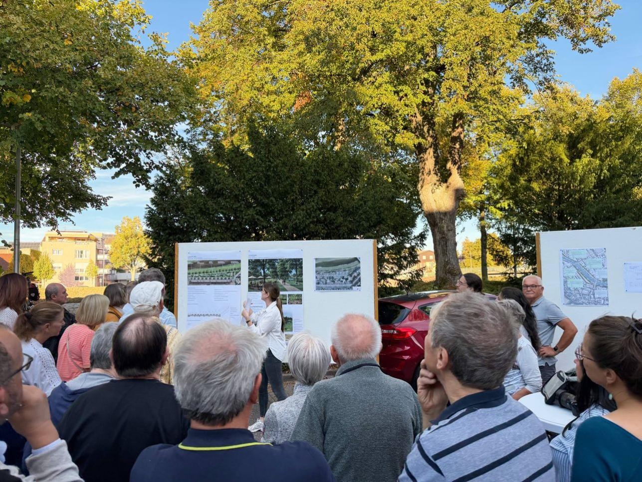 Bei der Informationsveranstaltung über die Parkplatzfläche „Am Grün“ konnten Anwohnerinnen und Anwohner ihre Fragen stellen. Foto: Stadt Rastatt/Samira Kaiser Bei der Informationsveranstaltung über die Parkplatzfläche „Am Grün“ konnten Anwohnerinnen und Anwohner ihre Fragen stellen.