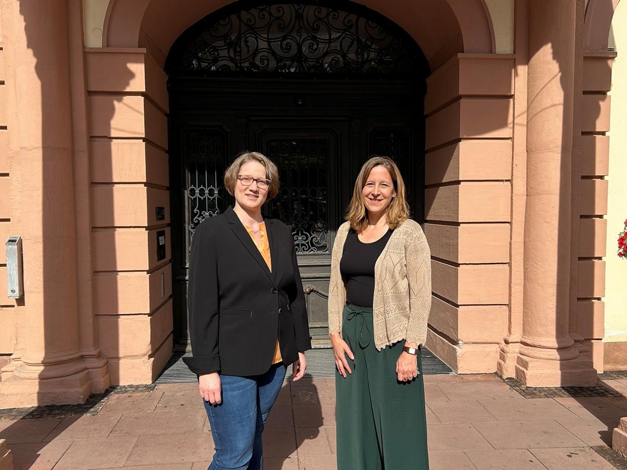 Magdalena Müller (l.) und Oberbürgermeisterin Monika Müller vor dem Historischen Rathaus