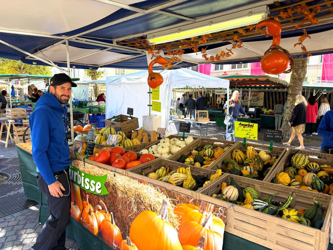 Aufgrund des Feiertags am Samstag, 3. Oktober, findet auf dem Rastatter Marktplatz kein Wochenmarkt statt. Dafür können sich Marktbesucher schon am Sonntag, 4. Oktober, auf den verkaufsoffenen Sonntag mit Bauernmarkt freuen. Foto: Stadt Rastatt/Isabelle Swoch-Joyon Aufgrund des Feiertags am Samstag, 3. Oktober, findet auf dem Rastatter Marktplatz kein Wochenmarkt statt. Dafür können sich Marktbesucher schon am Sonntag, 4. Oktober, auf den verkaufsoffenen Sonntag mit Bauernmarkt freuen.