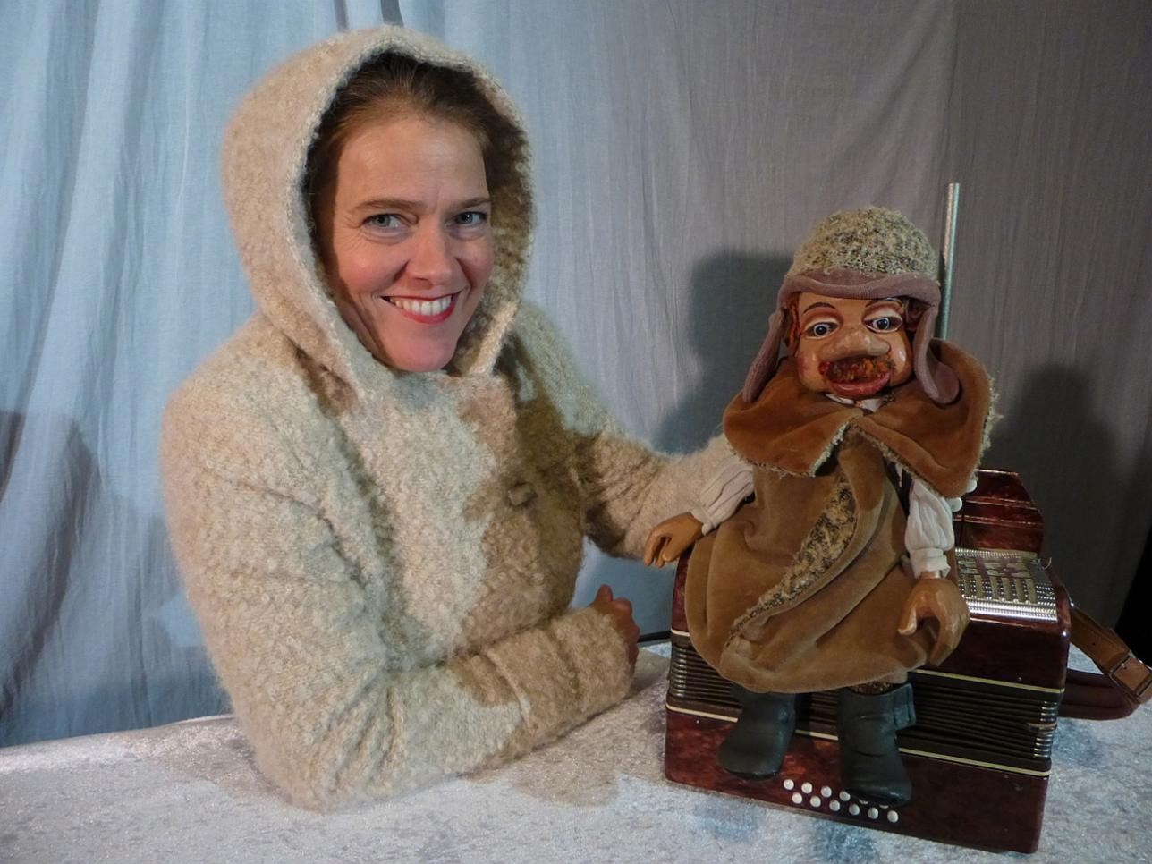 Am 30. Oktober ist das Artisjok-Theater mit dem Stück „Es klopft bei Wanja in der Nacht“ zu Gast im Kellertheater. Foto: Carsten Dittrich Frau im Fellkostüm hält Handpuppe Hund in der Hand