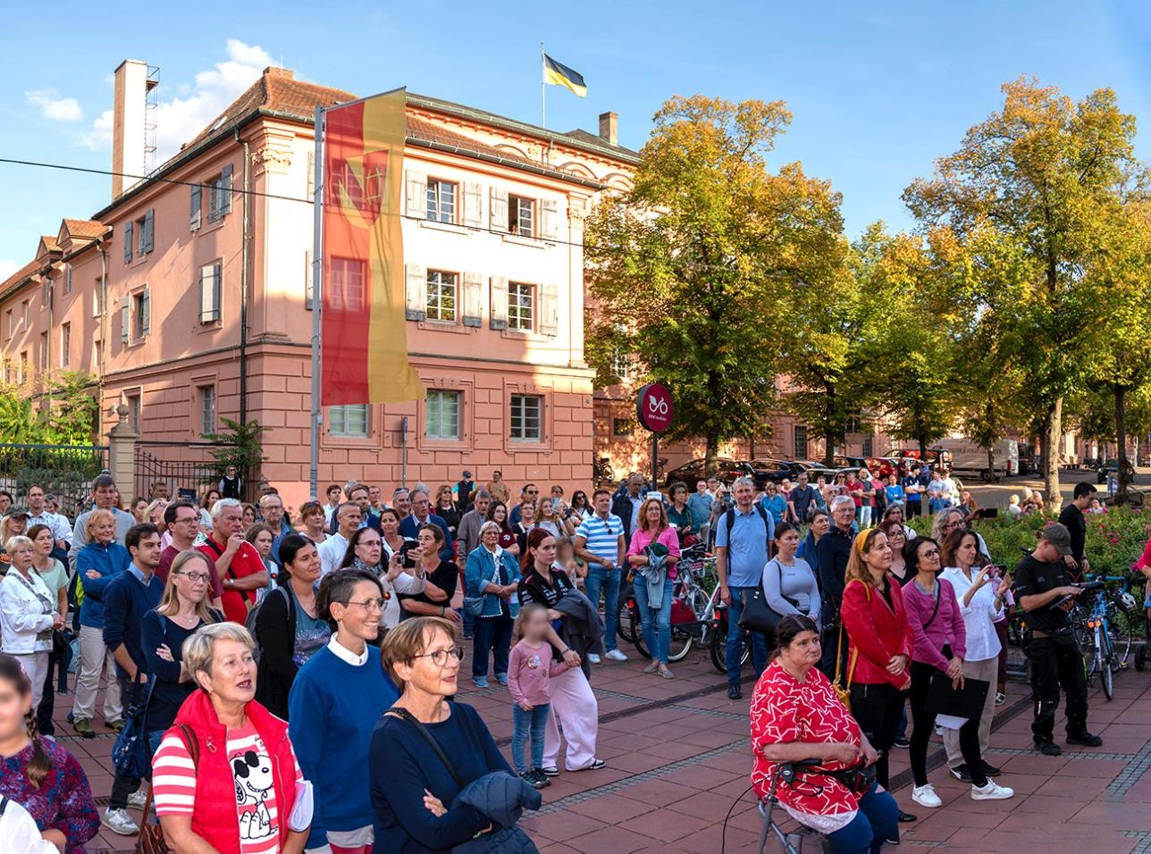 Rund 400 Menschen fanden sich am 2. Oktober zur Eröffnung der Langen Nacht der Demokratie am Ostrover Platz zusammen. Fotos: Stadt Rastatt/Gerhard Dinger Menschen stehen auf dem Ostrover Platz